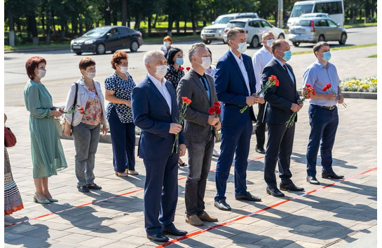 Возложение цветов к памятнику Героев-Комсомольцев